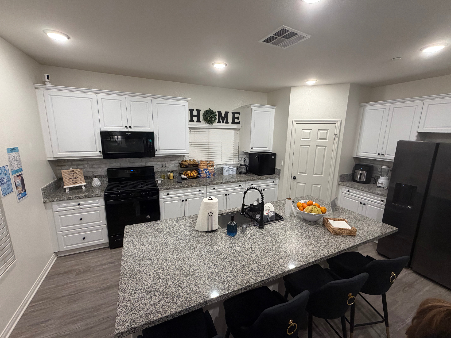 Family-style kitchen and dining area at Casa De Luna